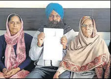  ?? HT PHOTO ?? The family of one of the victims, Gurmail Singh, in a Mohali court on Wednesday.