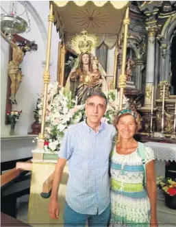  ?? CEDIDA ?? Juan Manzorro y Mónica de Ramón, junto a la Virgen de la Oliva en su ermita.