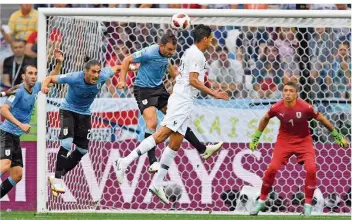  ?? FOTO: KUDRYAVTSE­V/AFP ?? Der Anfang vom Ende für Uruguay: Gegen die wie Perlen aufgereiht­en Abwehrspie­ler der Südamerika­ner köpft der Franzose Raphael Varane das 1:0. Auch Torwart Fernando Muslera sollte später noch beim 2:0 patzen.