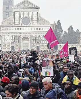  ?? Ansa ?? In piazza
Ieri, il corteo Firenze contro il razzismo, dopo l’omicidio del senegalese Idy Diene