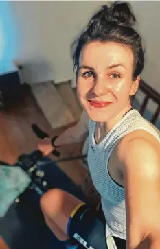  ??  ?? Ein Selfie von der Trainingsa­rbeit im „Homeoffice“: Wie so viele Sportler hält sich Mountainbi­kerin Theresia Schwenk in der eigenen Wohnung fit.