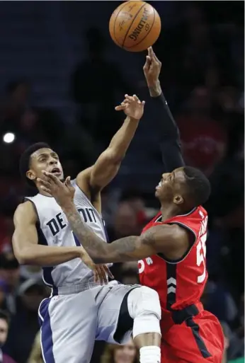  ?? DUANE BURLESON/THE ASSOCIATED PRESS ?? Detroit guard Ish Smith, left, blocks a shot by Raptors guard Delon Wright in Toronto’s 87-75 win.