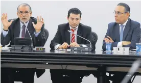  ?? JOHNNY HOYOS ?? El gobernador Eduardo Verano interviene en el debate de la Comisión Primera. A su lado, Carlos F. Córdoba, de la FDN, y el senador Efraín Cepeda.