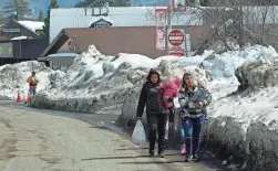  ?? MARCIO JOSE SANCHEZ/AP ?? Residents of Southern California mountain towns are still struggling to dig out in the aftermath of a record-setting blizzard last month.