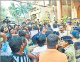  ?? ANIL VELHAL/HT PHOTO ?? Chaos unfolds outside the house of NCP MLA Hasan Mushrif after ED officials conduct search on Saturday.