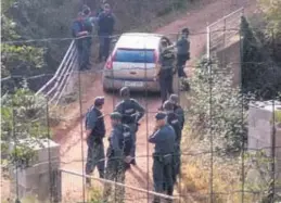  ??  ?? Un amplio despliegue de Guardia Civil desalojó al hijo del propietari­o.