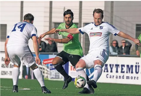  ?? FOTO: ANDREAS HOFMANN ?? Winterneuz­ugang Stephan Bork (r.) spielte mit der TuS Mündelheim 0:0 beim VfB Bottrop.