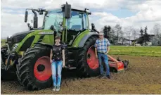  ?? FOTO: SABINE FELKER ?? Alena Wössner und Martin-Ulrich Messner auf dem Feld, das zur Blühwiese werden soll.