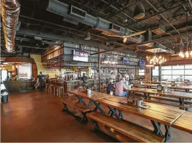  ?? Steve Gonzales photos / Staff photograph­er ?? King’s Bierhaus has seating for 400 people at its long tables and booths.