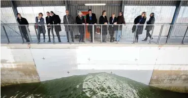  ?? Foto: dpa/Maja Hitij; Hauke-Christian Dittrich ?? Realität und Simulation: Das obere Bild zeigt, wie eine Sturmflut einen Deich auf der Nordseeins­el Langeneß überspült. Im Großen Wellenkana­l zu Garbsen geht es bei Tests gewöhnlich etwas ruhiger zu.