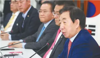  ?? Yonhap ?? Liberty Korea Party (LKP) floor leader Kim Sung-tae, right, speaks during a press conference to announce the LKP’s constituti­onal revision proposals at the National Assembly, Tuesday.