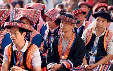  ??  ?? Le 26 juillet 2020, à Yongzhou (Hunan), les Yao célèbrent la Fête du sixième jour du sixième mois lunaire.