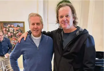  ?? Bobbi Eggers/Contribute­d photo ?? Rector Marek Zabriskie of Christ Church Greenwich with actor/producer and Greenwich native Scott Winters, who spoke at the Men’s Breakfast at Christ Church last Saturday.