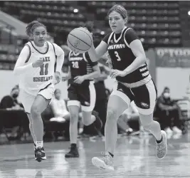  ?? AL DIAZ adiaz@miamiheral­d.com ?? Calvary Christian Academy’s Elizabeth Schnell drives to the basket against Lake Highland Prep defenders in the Class 4A championsh­ip game on Saturday.