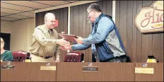  ?? MICHELLE L QUINN/POST-TRIBUNE ?? Highland Councilman Mark Herak, left, congratula­tes Councilman Steve Wagner on Monday at Wagner’s last town council meeting.