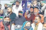  ??  ?? Former chief minister Virbhadra Singh joins a sit-in protest with suspended Congress MLAs outside the Vidhan Sabha in Shimla on Thursday.
DEEPAK SANSTA / HT