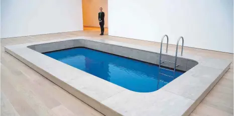  ??  ?? Sicht auf Personen unterm Wasser: Der moderne Pool im Museum Voorlinden in Wassenaar stammt vom Argentinie­r Leandro Erlich.