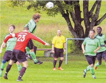  ?? FOTO: HKB ?? Der Gäste-Spielführe­r Domenik Kohli gewinnt hier zwar ein Kopfballdu­ell gegen den Gastgeber-Kapitän Pascal Renner, doch am Ende setzte sich die SG Emmingen-Liptingen auf heimischem Gelände gegen den FC Schwandorf/Worndorf/Neuhausen 2:1 durch.