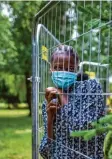  ?? Foto: dpa ?? Eine Migrantin aus Nigeria schaut durch einen Zaun im Flüchtling­slager nahe der Grenze von Belarus zu Litauen.