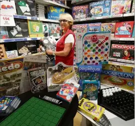  ?? (Photo Sébastien Botella) ?? Sylvie Toesca, responsabl­e du magasin Jouéclub de Nice centre, connaît déjà les jouets qui vont cartonner à Noël.