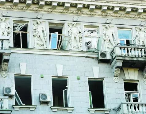  ?? ?? Ventanas rotas de un edificio histórico del centro de la capital ucraniana