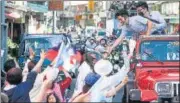  ?? BLOOMBERG ?? Chiang Wan-an, Tapei mayor-elect, greets members of the public in Taipei, Taiwan, on Sunday.