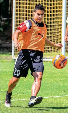  ?? FOTO JUAN ANTONIO SÁNCHEZ ?? Mauricio Molina celebró su cumpleaños 37 en Barranquil­la, antes del duelo con el conjunto tiburón.