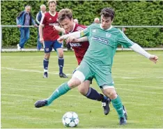  ?? Foto: Michael Eberle ?? Meist einen Schritt schneller am Ball waren die Gäste aus Nördlingen (vorne Julian Dürnberger) in Hollenbach (hinten Fabian Trautmann).