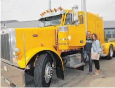  ?? FOTO: ROLAND FURTHMAIR ?? Hans-Jürgen und Katrin Birk aus Illerberg mit ihrem Peterbilt. Der Truck war der Hingucker beim US-Car&Bike-Treffen