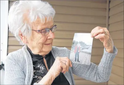  ?? JIM DAY/THE GUARDIAN ?? Della Kielly, 92, of Charlottet­own holds a photo of her sister Jean Soper from when the sibling made her last visit to P.E.I. about five years ago. Kielly is going to visit her beloved sibling, who has Alzheimer’s disease, in a nursing home in Rhode...