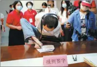  ?? PROVIDED TO CHINA DAILY ?? Peng Chao signs his name with his foot during the registrati­on procedure to become a student at Tongji University on Aug 29.