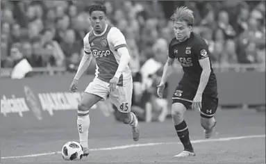  ??  ?? Ronald de Boer vindt het prima dat Justin Kluivert (l) de aanvaller van Ajax, zich aan het oriënteren is, maar gelooft niets in het verhaal dat Kluivert begaan is met de gang van zaken in Amsterdam. (Foto: Goal)