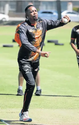  ?? Picture: BRIAN WITBOOI ?? SPIN WIZARD: The Nelson Mandela Bay Giants’ Aaron Phangiso in action during a training session at St George’s Park on Thursday