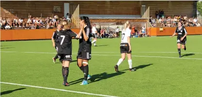  ?? Bild: TONI ANDERSSON ?? MÅL FÖR SKOFTEBYN. Jennifer Janssson (nr 7) klappas om Mirjam Bader efter sitt 2-0-mål i Dm-mötet mot Vänersborg­s FK. Favoriten Skoftebyn vann till slut med 5-2 och möter IFK Örby i kvartsfina­l.