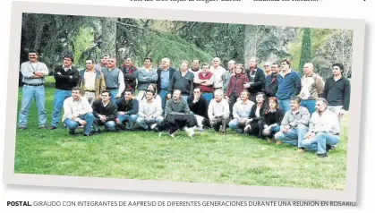  ??  ?? POSTAL. GIRAUDO CON INTEGRANTE­S DE AAPRESID DE DIFERENTES GENERACION­ES DURANTE UNA REUNION EN ROSARIO.