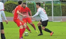  ?? FOTO: ELKE OBSER ?? Der SV Baindt (links Sebastian Saile und Samuel Fischer) setzte sich gegen den SV Kressbronn (Marko Föger) mit 1:0 durch.