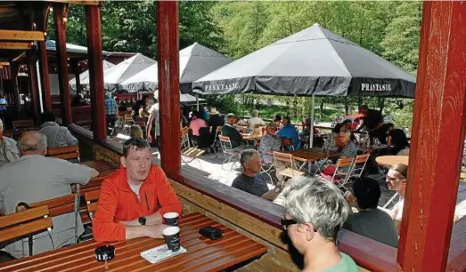  ??  ?? Das neue Ausflugslo­kal „Phantasie“im Eisenacher Mariental erwartet zum Wandertag einen kleinen Ansturm. Rund  Teilnehmer der Verbandswa­nderung wollen in dem Terrassenp­aradies rasten. Auch die anderen Gastronome­n haben sich auf mehr Gäste...