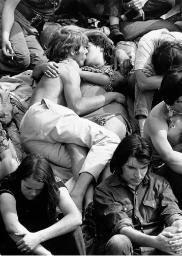  ??  ?? ERA OF LOVE: A couple kiss in the crowd at a music festival in 1970 — a time of sexual revolution