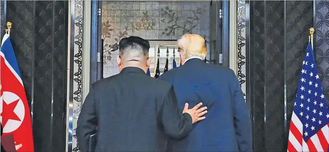  ?? [ imago/Xinhua ] ?? Der Beginn einer wunderbare­n Freundscha­ft? Kim Jong-un und Donald Trump verstanden sich offenbar gut und luden einander nach Pjöngjang und Washington ein.