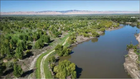  ?? ANDY ALFARO — MODESTO BEE ?? San Joaquin River at Dos Rios Ranch near Modesto on Tuesday. Habitat restoratio­n on the left was started in 2018.