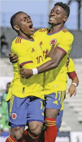  ?? FOTO CORTESÍA FCF ?? Alexis Castilo Manyoma (10) y Luis Miguel Angulo, jugadores del selecciona­do de Colombia.