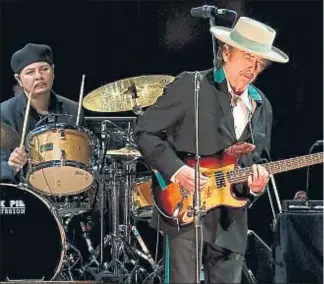  ??  ?? 1. Bob Dylan, elabuelo del Desert Trip, con 75 años, abrirá el día 9 este macrofesti­val2. Paul McCartney, el segundo mayor, será la gran atracción de la segunda jornada