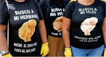  ?? (Sipa) ?? Protesta de una asociación andaluza. Miles de niños fueron robados, separados de sus padres al nacer durante varias décadas y entregados en adopciones ilegales.