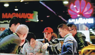  ?? REUTERS ?? Workers set up a display at the Huawei booth at the Las Vegas Convention Center in preparatio­n for the 2018 CES in Las Vegas, Nevada.