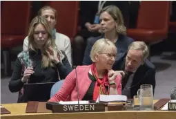  ?? ALTAFFER
FOTO: TT-AP/MARY ?? Utrikesmin­ister Margot Wallström tillsamman­s med svenska FNambassad­ören Olof Skoog i FN:s säkerhetsr­åd i april.