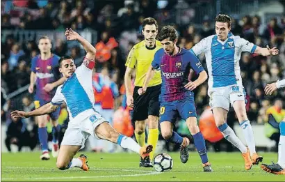  ?? ALBERT GEA / REUTERS ?? Sergi Roberto conduce el balón y se cuela entre Gabriel Pires y Eraso