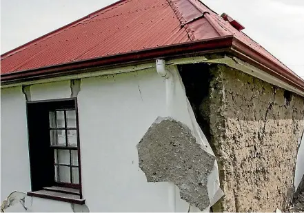  ?? STACY SQUIRES/STUFF ?? The damaged historic Cobb Cottage in Waiau after the November 14, 2016, earthquake.