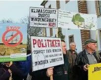  ??  ?? Demonstrat­ion von Bürgerinit­iativen gegen Windparks vor der letzten Kreistagss­itzung in Eisenberg. Foto: Archiv/Angelika Munteanu