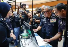  ?? — Bernama photo ?? Ramli (second right) conducts a search on the Semakmule 2.0 database after launching the portal.