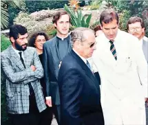  ??  ?? Em Fevereiro de 1991, na inauguraçã­o da clínica de Galamares onde esteve presente o treinador Fernando Santos (de barba)